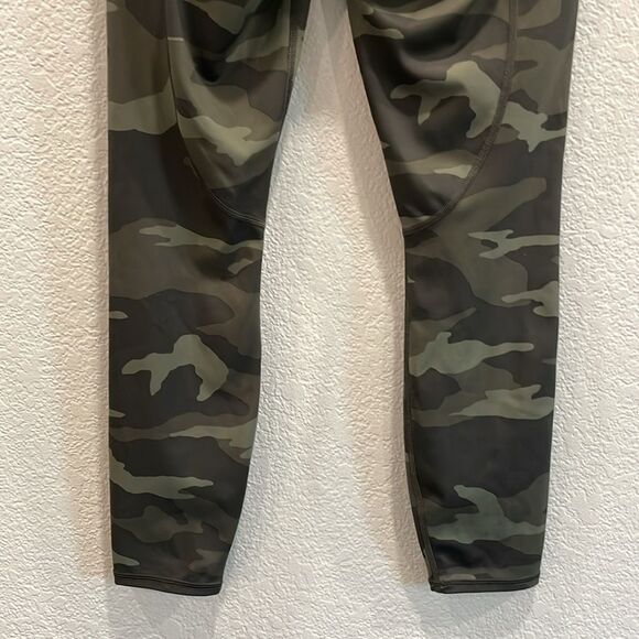 Athleta Green Camo Contender 7/8 Tight Size Small - Picture 7 of 9